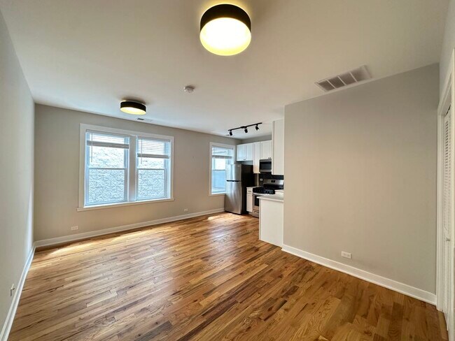 Building Photo - 659 W Wrightwood Ave