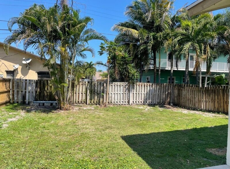 Building Photo - 2051 Cove Ln
