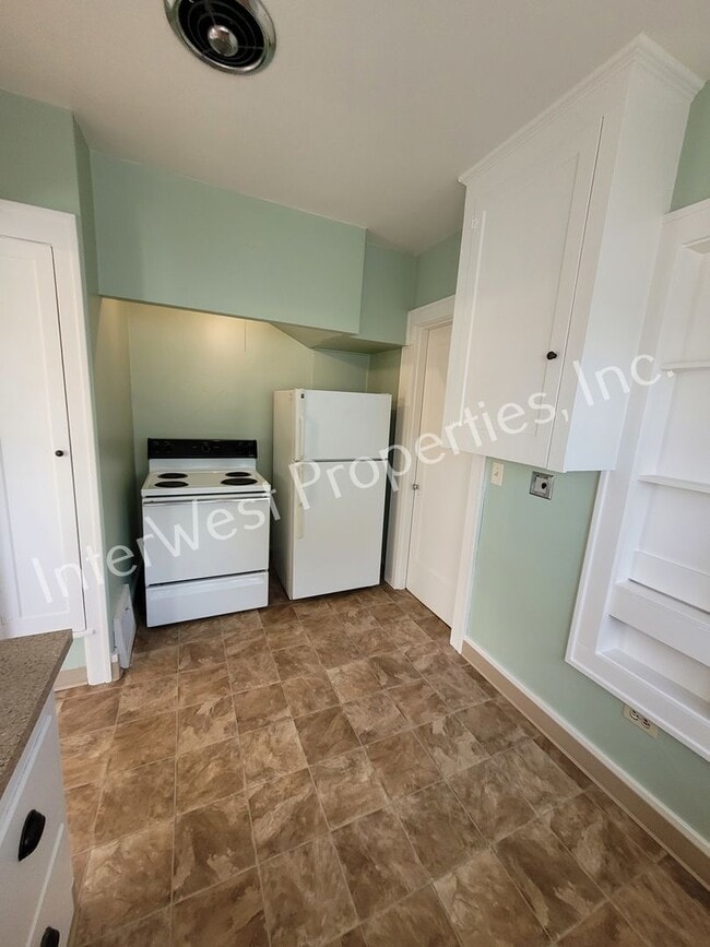 Building Photo - ADORABLE 2 BEDROOM HOUSE IN NORTH PORTLAND WITH LARGE BACK YARD & 2 CAR GARAGE!