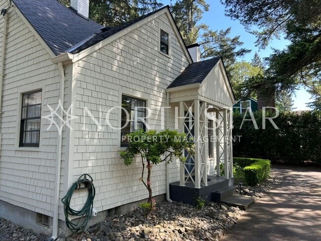 Building Photo - Newly Remodeled Lake Oswego Cottage With Lake Access.