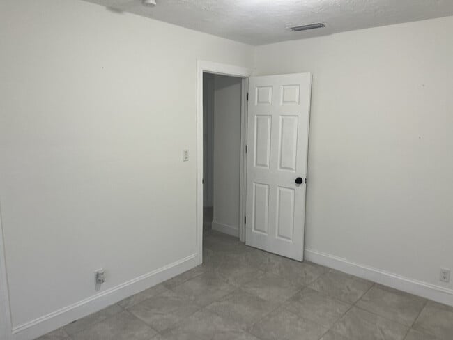 Building Photo - Updated 3/1 Home for Rent Close to Downtown Fort Myers Fun & Dining!