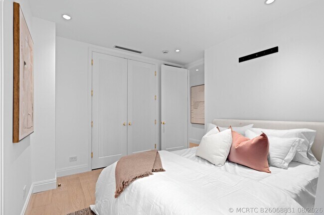 Building Photo - 255 Royal Poinciana Way