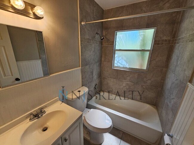 Building Photo - REDUCED $200!!  Cute 3/1 with updated kitchen & bath, enclosed front lanai & one car garage!!