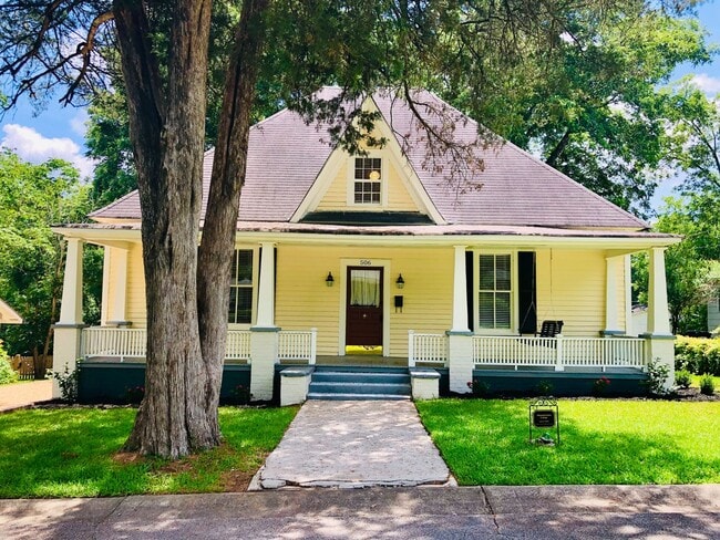 Building Photo - Plum Street-3 bedroom/2 bath home with large rocking chair front porch!