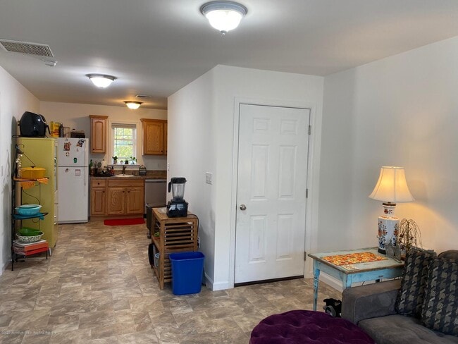 Building Photo - 211 Brinley Ave