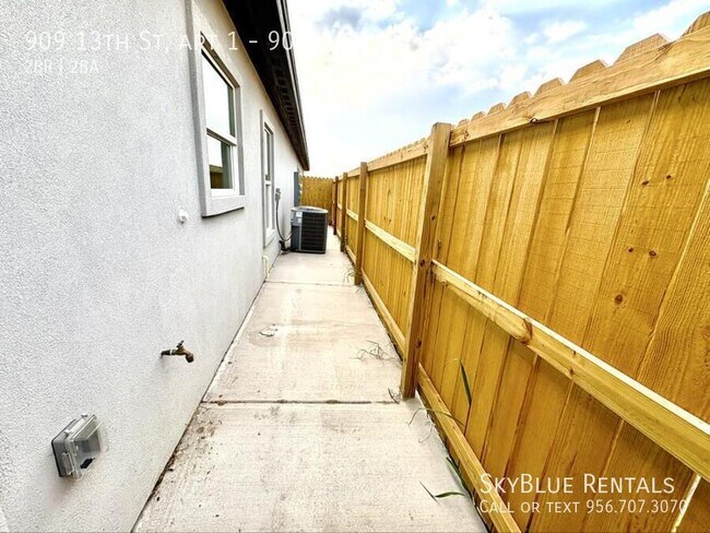 Building Photo - 909 E 13th St