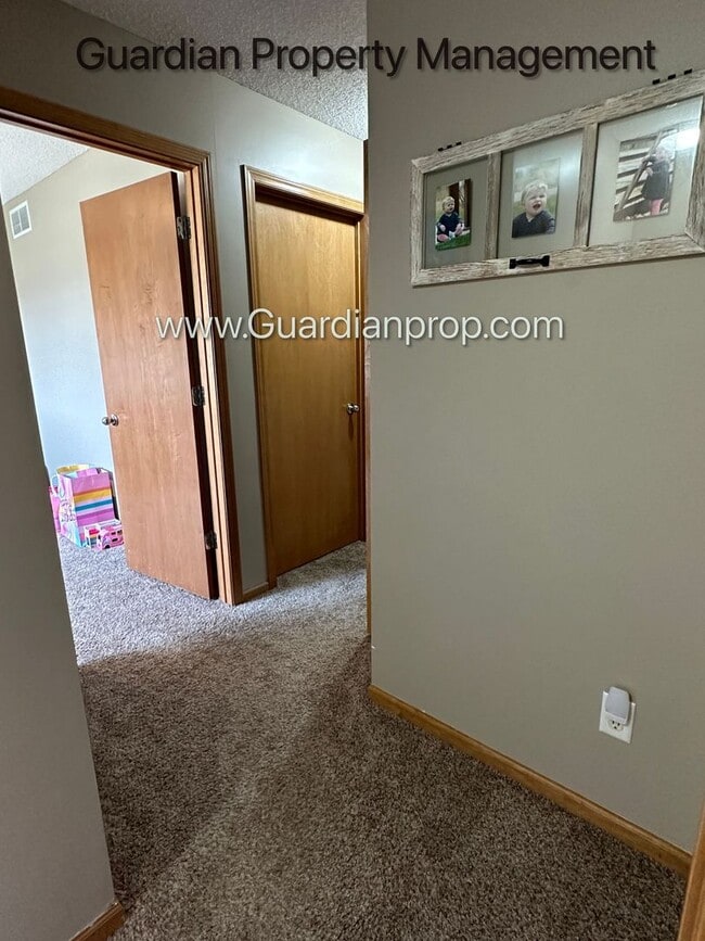 Building Photo - Lakeville End Unit Town Home, 2 Car Garage, 2.5 Baths, Walk out Patio, Available July