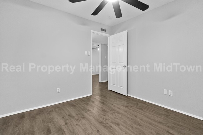 Building Photo - 2801 Meadowview Dr