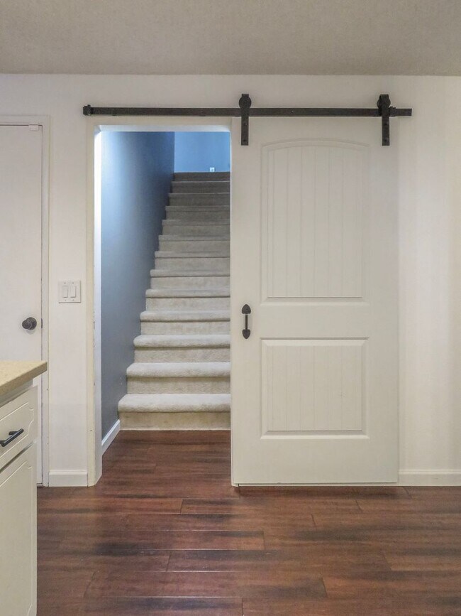 Building Photo - 4 Bedroom Tualatin Home Available - Inquir...