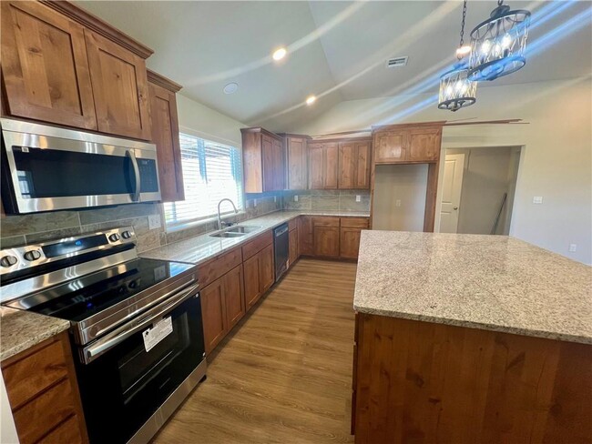 Building Photo - 662 White Oak St