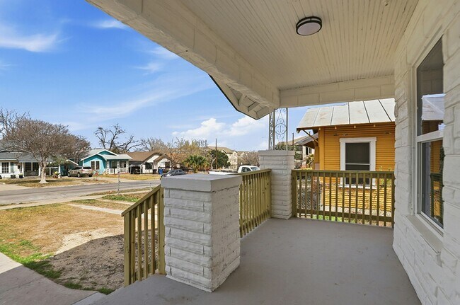 Building Photo - 1230 Hammond Ave