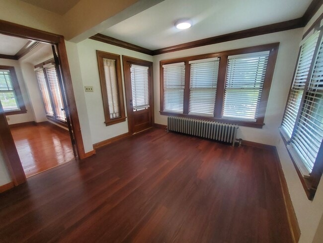 Building Photo - 421 W Oakland Ave