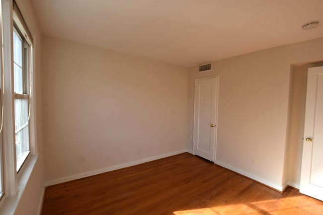 Building Photo - Spacious 2 Bedroom Apartment w/ Washer|Dry...