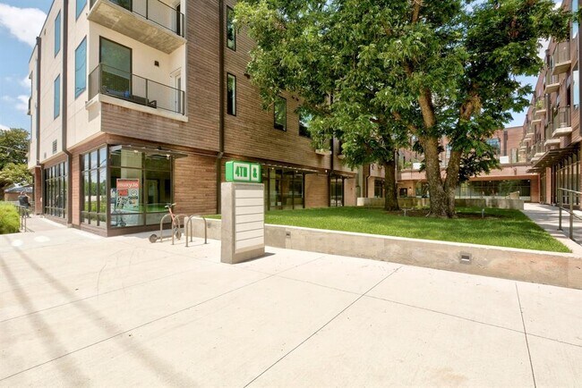 Building Photo - 1800 E 4th St