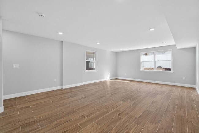 Building Photo - 40 E 5th St