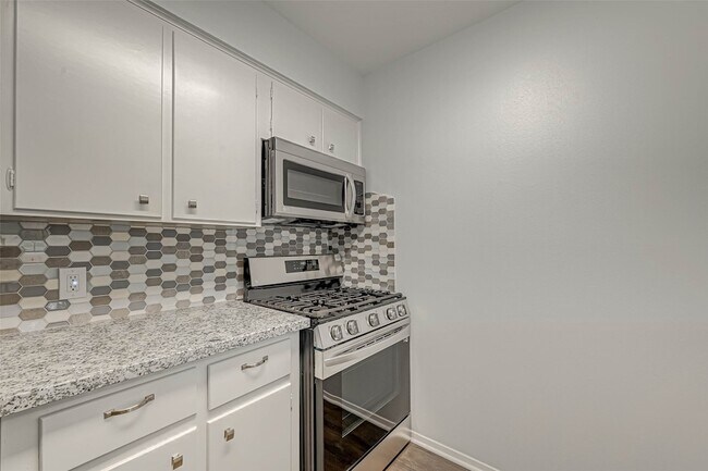 Building Photo - 1110 W Tri Oaks Ln