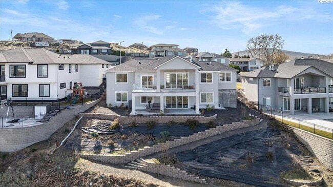 Building Photo - Stunning 5 Bedroom 4 Bath w/Daylight Basement West Richland!!!
