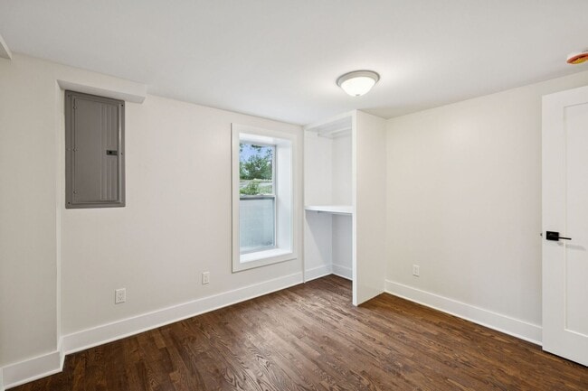 Building Photo - 215 Ash Dr