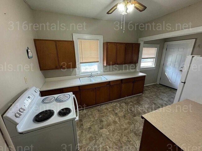 Building Photo - $1,095 - 2 bedroom / 1 bathroom - Single F...