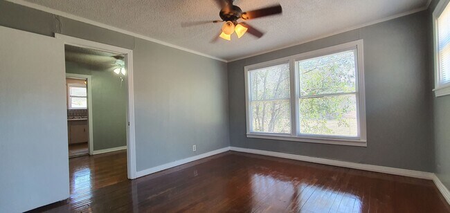 Building Photo - AFFORDABLE and Spacious 2 bedroom 1 bath Home AVAILABLE NOW