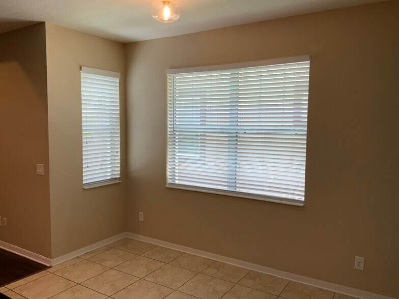 Building Photo - 16017 Loneoak View Dr