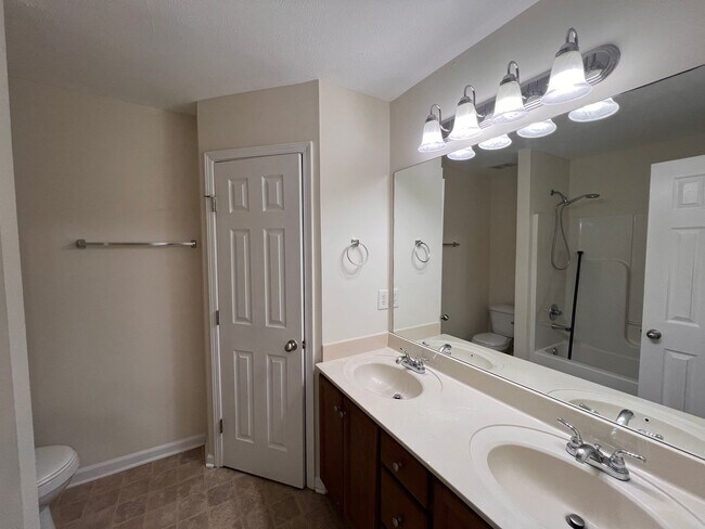 Building Photo - Available Now! 2 Bed, 2.5 Bath Townhome in The Cottages Of Lake Forest