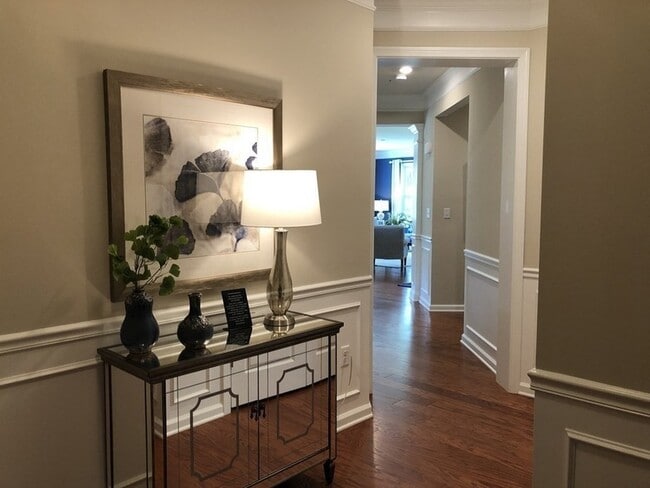 Building Photo - 130 University Ave