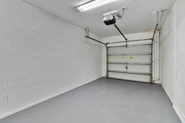Building Photo - Beautiful 2/2.5 Townhome W/ 1 Car Garage L...