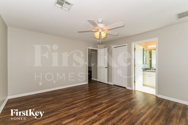 Building Photo - 904 NW 8th Pl