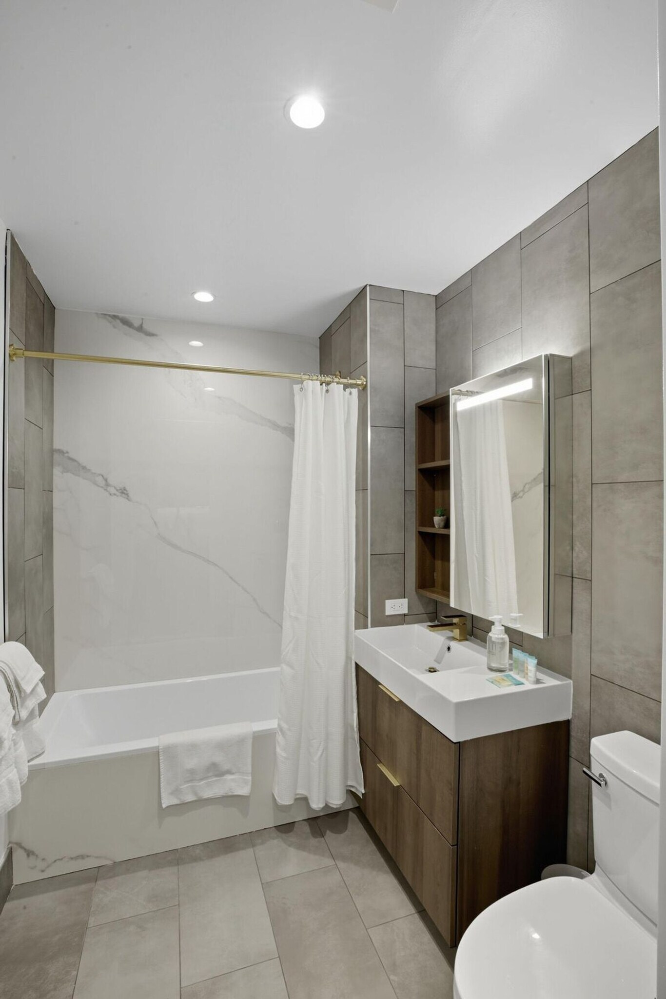 Building Photo - 980 6th Ave