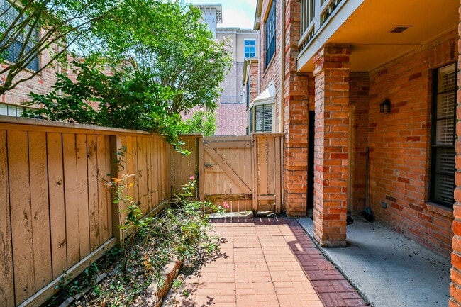 Building Photo - 2255 Braeswood Park Dr