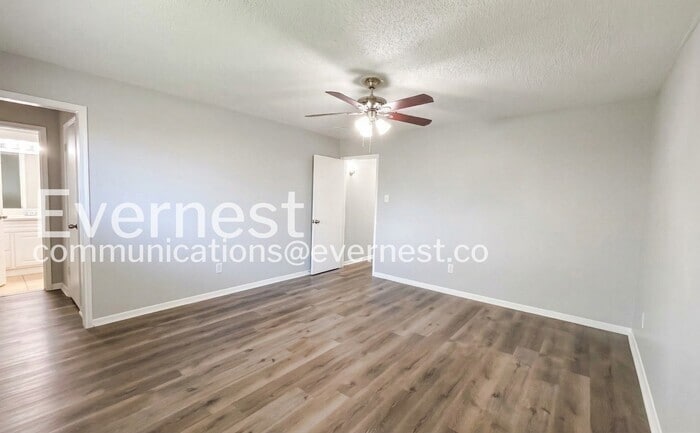 Building Photo - 6654 Laughlin Dr