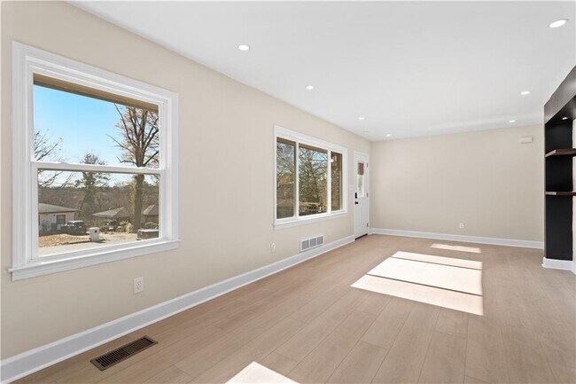 Building Photo - 1766 Flintwood Dr SE