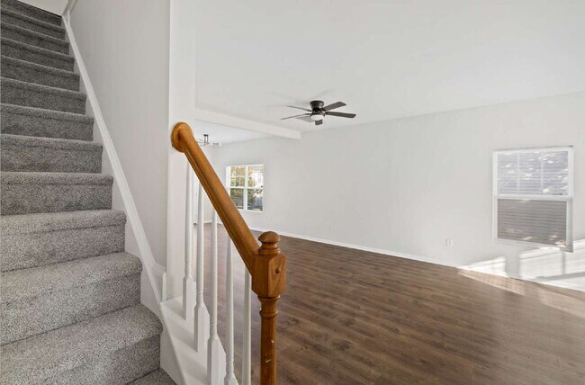 Building Photo - Spacious 3-Bed End-Unit Townhome in Durham