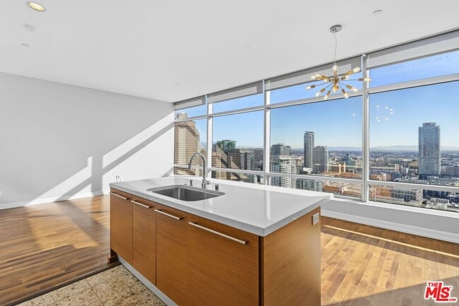 Building Photo - 900 W Olympic Blvd