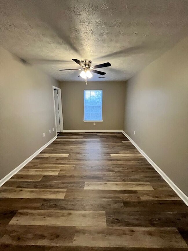 Building Photo - Stunning 2-bedroom, 2.5-bathroom townhouse