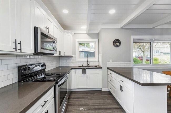Building Photo - Beautiful 4 Bedroom Close to Everything!