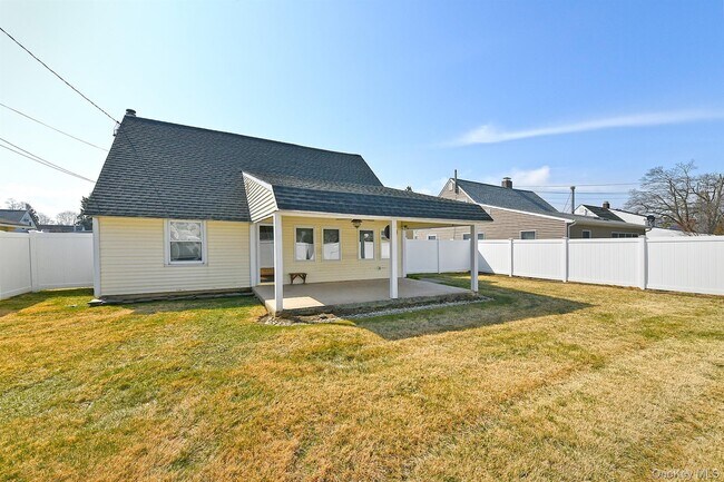 Building Photo - 33 Robin Ln