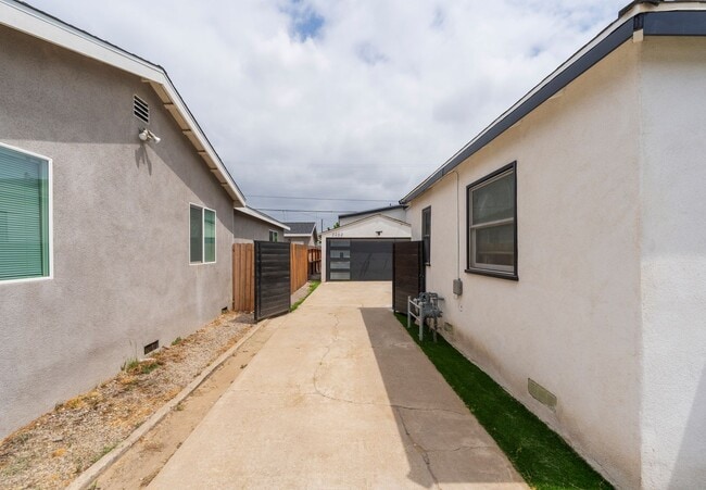 Building Photo - Warm & Inviting Hawthorne Home!