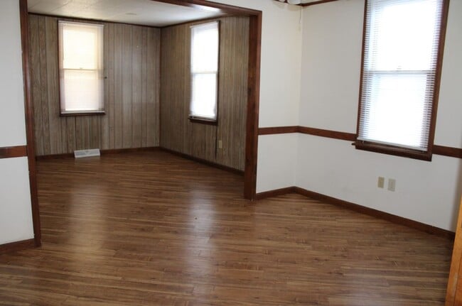 Building Photo - Updated 2-Bedroom Semi-Detached Home