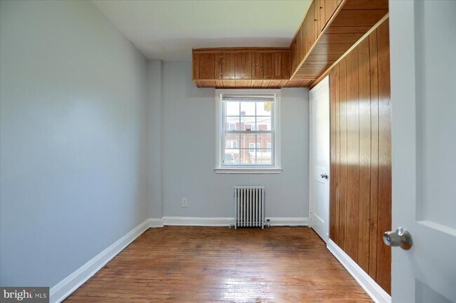 Building Photo - 1323 N Kenwood Ave