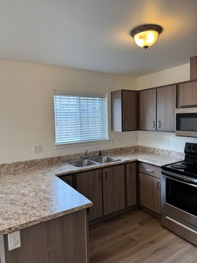 Building Photo - 2 STORY DUPLEX IN THE HEART OF PHOENIX OREGON