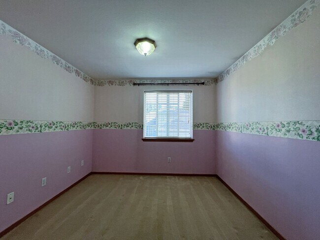 Building Photo - NE Tacoma - Large 3 bedroom 2.5 bathroom w...