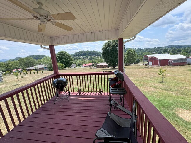 Building Photo - Single Level Home with a Great yard