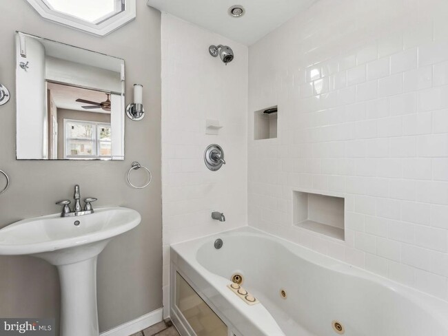 Building Photo - 3503 Maple Ct