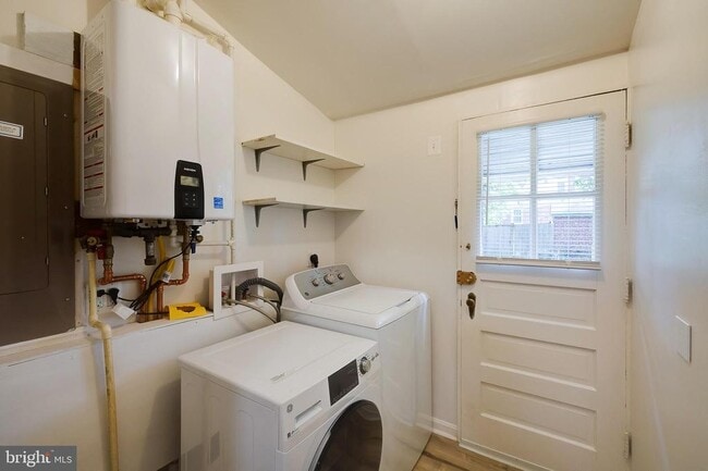 Building Photo - 4851 Crescent St