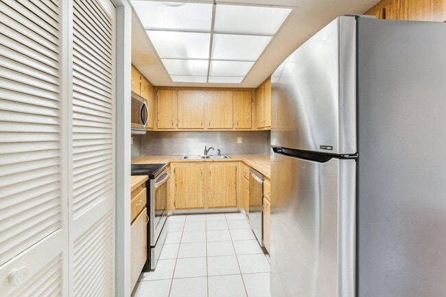 Building Photo - 6463 La Costa Dr