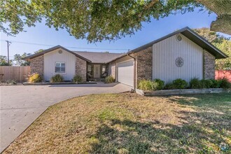 Building Photo - 3 BEDROOM WITH POOL, IN SALADO