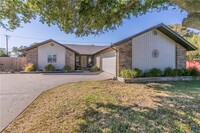 Building Photo - 3 BEDROOM WITH POOL, IN SALADO