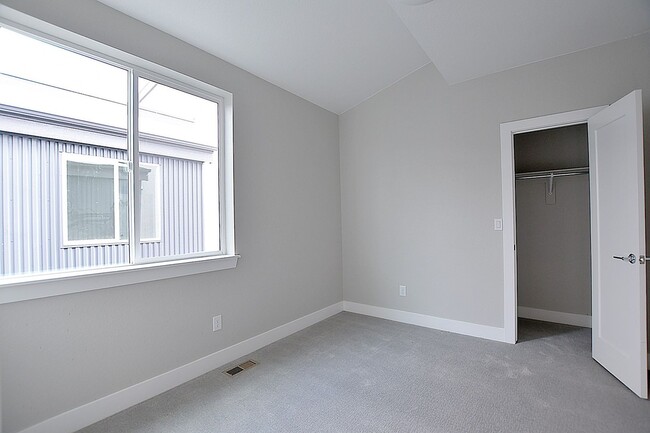 Building Photo - Town Home for Rent in Tennyson Neighborhoo...